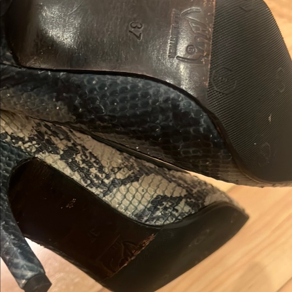 Cream Heels with Snakeskin Texture and High Thin Heel - Picture 4 of 4